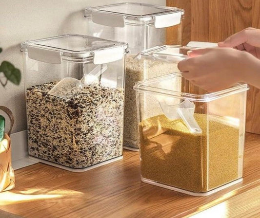 Airtight acrylic food storage containers (doesn’t come with a scoop)