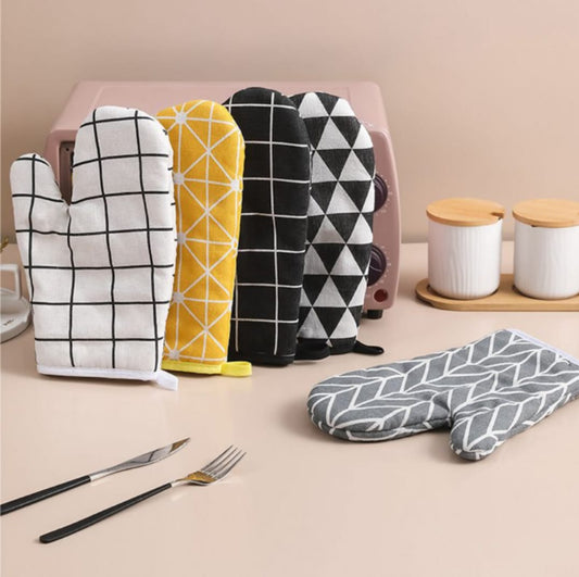 A pair of cotton oven gloves