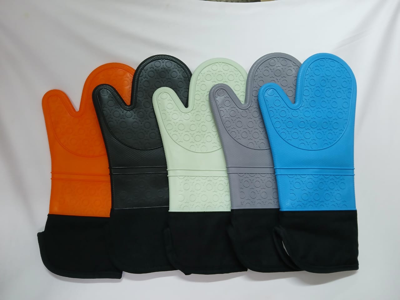 A pair of Silicone Oven gloves | - Elegant Households KE