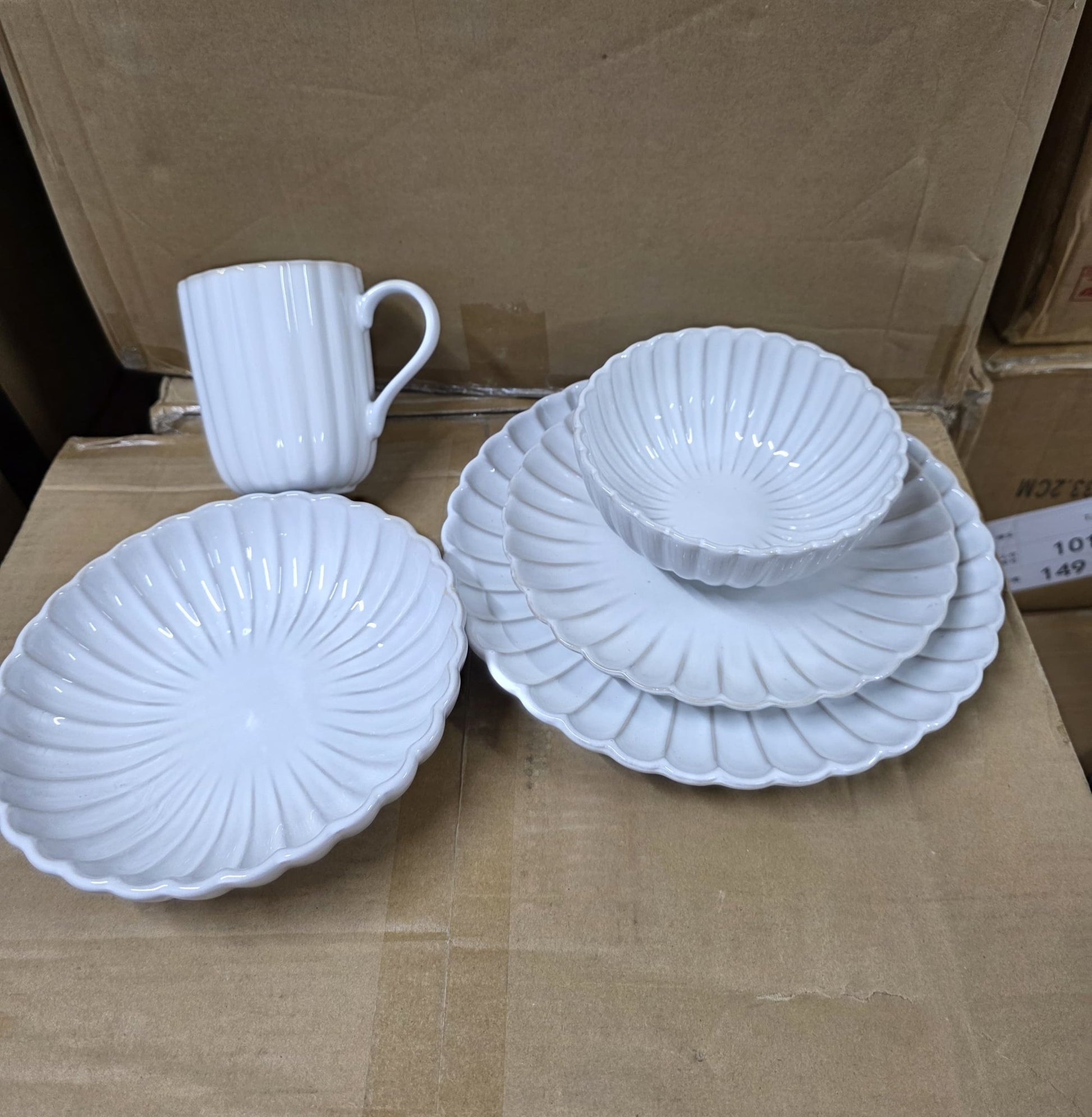 European Scalloped 30pcs Ceramic Porcelain Dinnerware | - Elegant Households KE